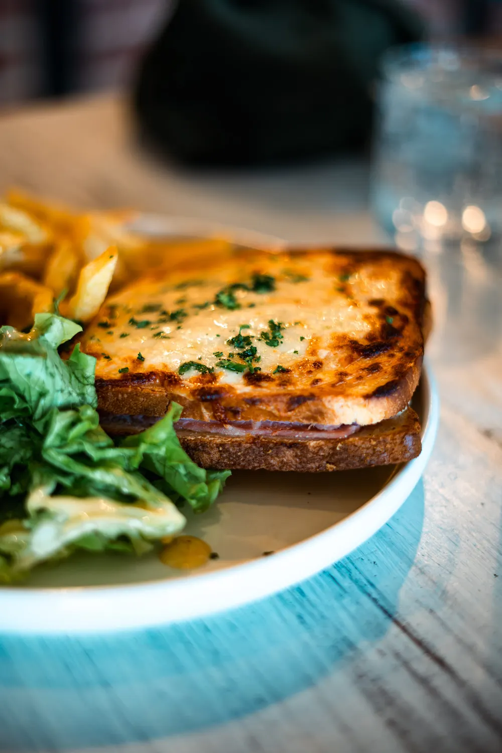 Croque gratiné au four, servi avec une salade verte