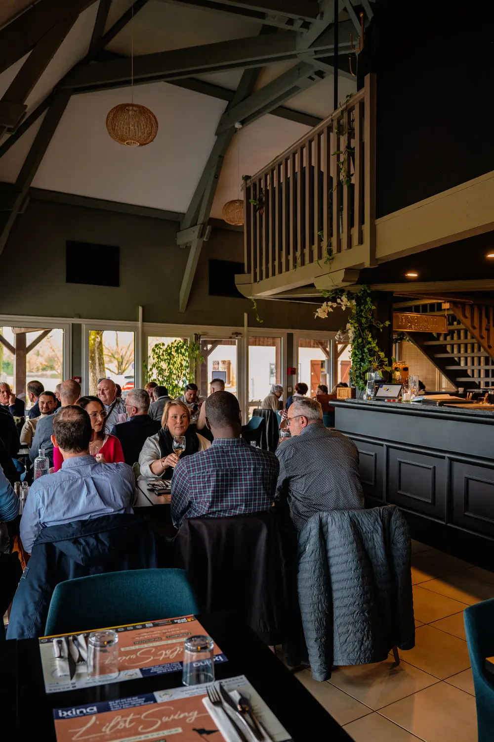 La salle du restaurant remplie au service du midi