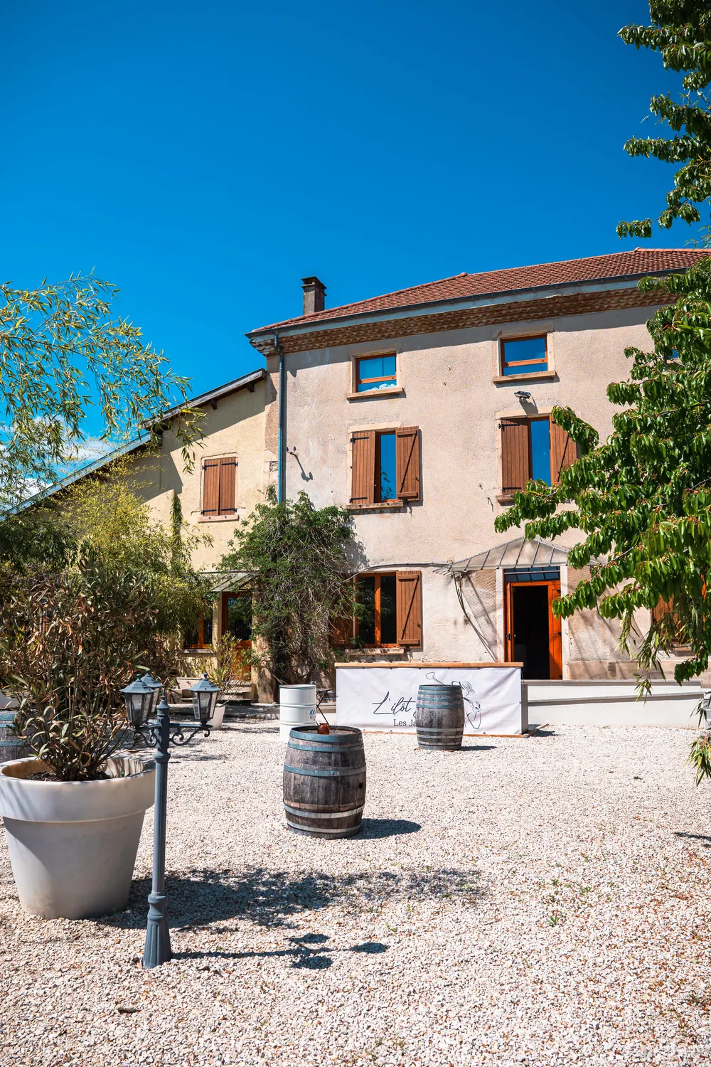 La cour intérieure de la maison, sa façade et ses tonneaux
