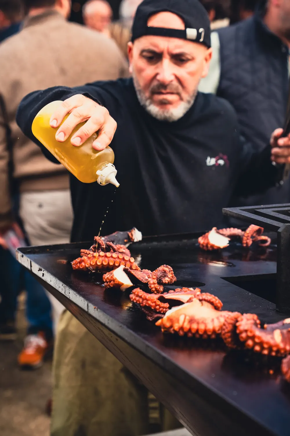 Le chef presse un citron sur le poulpe grillé