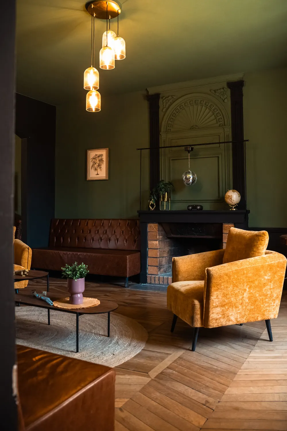 Le salon de la maison, fauteuils en velours et cheminée