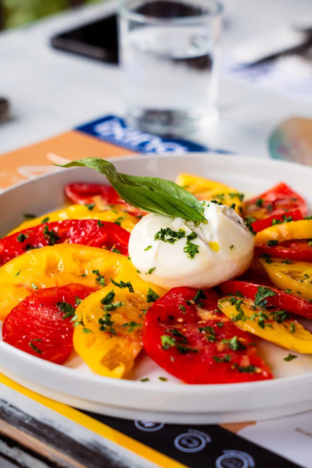 Assiette de tomates colorées et burrata
