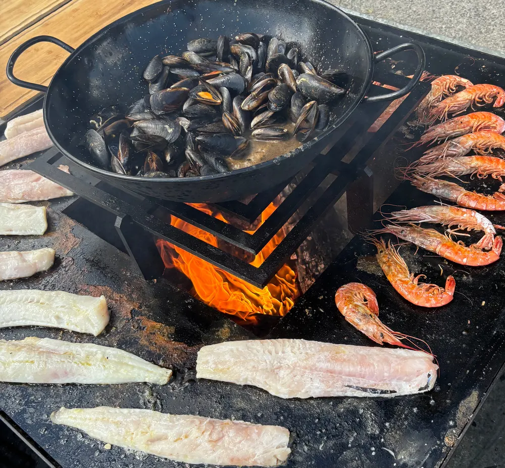 Moules, gambas et poisson cuits au braséro sur la plancha