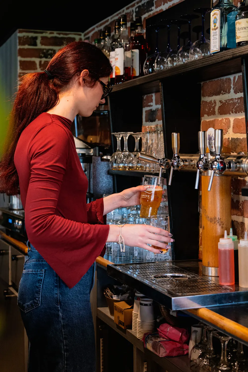 Service d’une bière pression derrière le comptoir