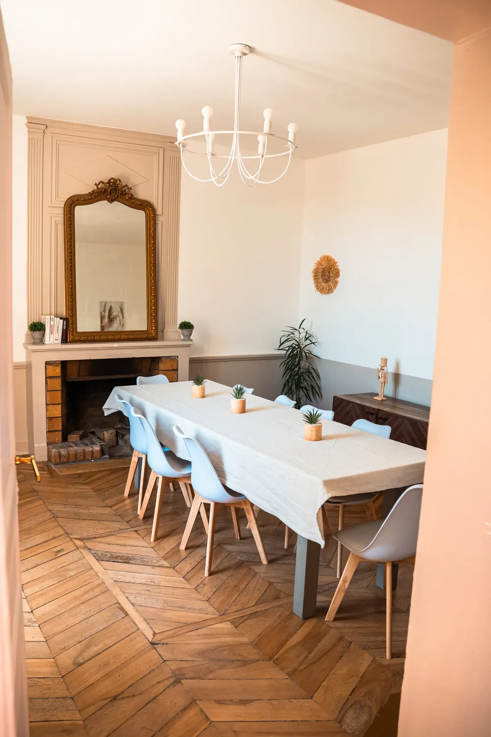La salle à manger de la maison, grande table dressée sous le lustre
