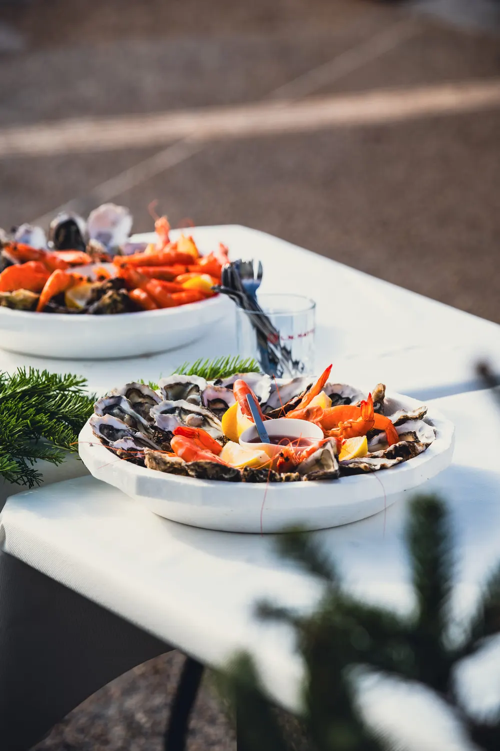 Assiette de grillades et de légumes dressée en extérieur