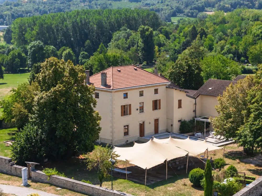 Vue aérienne de la maison, de ses jardins et des chapiteaux dressés