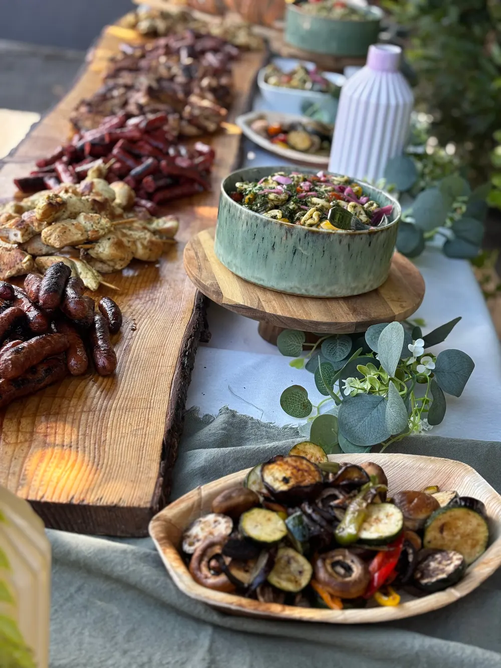 Buffet traiteur dressé sur des planches de bois